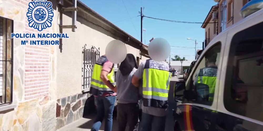 Un momento de la detención de este individuo en Santa Olalla (Toledo).