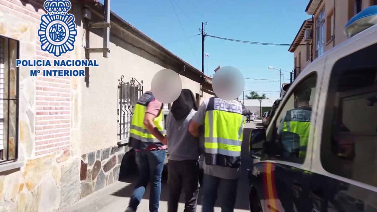 Un momento de la detención de este individuo en Santa Olalla (Toledo).