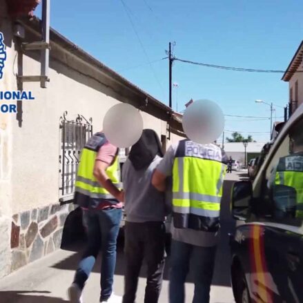 Un momento de la detención de este individuo en Santa Olalla (Toledo).