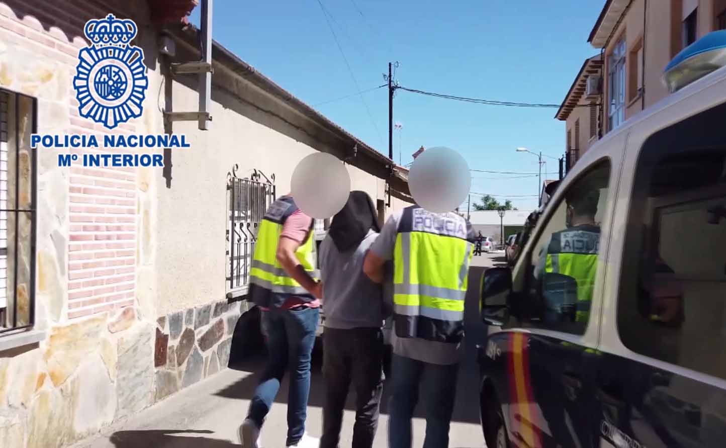 Un momento de la detención de este individuo en Santa Olalla (Toledo).