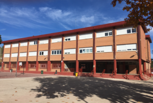Colegio Virgen de la Soledad, en Azuqueca, que ha tenido que ser desalojado por una fuga de gas.