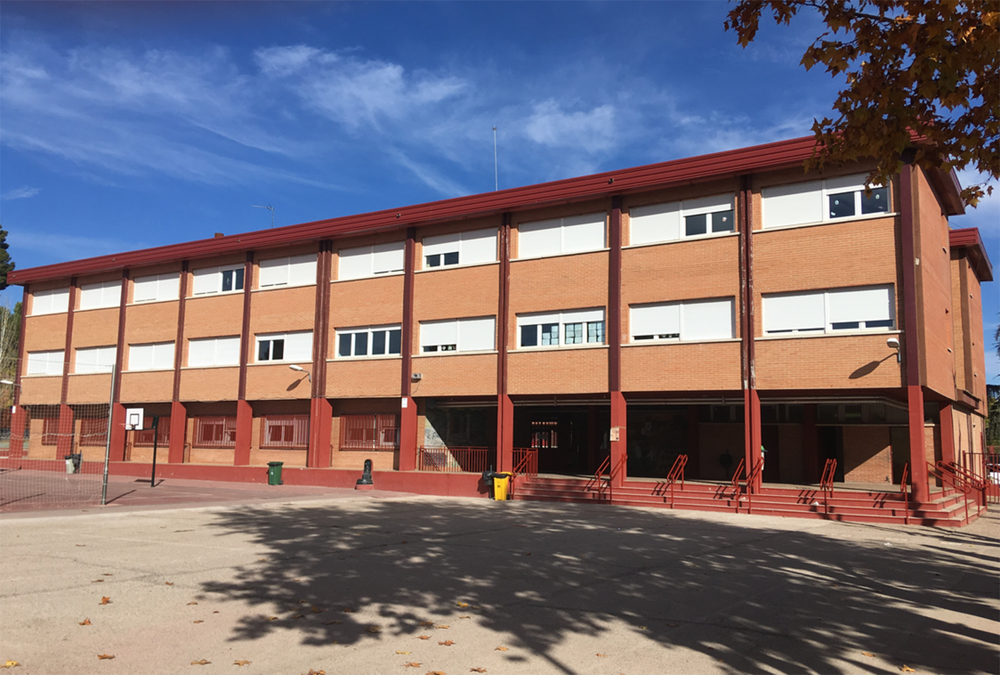 Colegio Virgen de la Soledad, en Azuqueca, que ha tenido que ser desalojado por una fuga de gas.