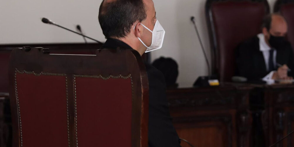 El sacerdote José Luis Galán, durante la primera jornada del juicio por presuntos abusos sexuales a una menor. Foto: Isabel Infantes - Europa Press.