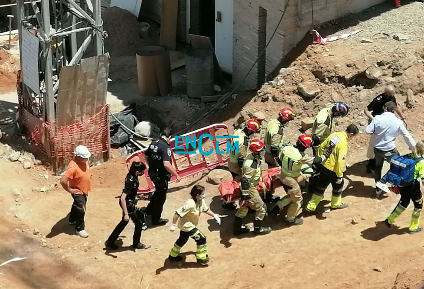 Momento en el que los servicios sanitarios se llevan al herido. Foto: Rebeca Arango.