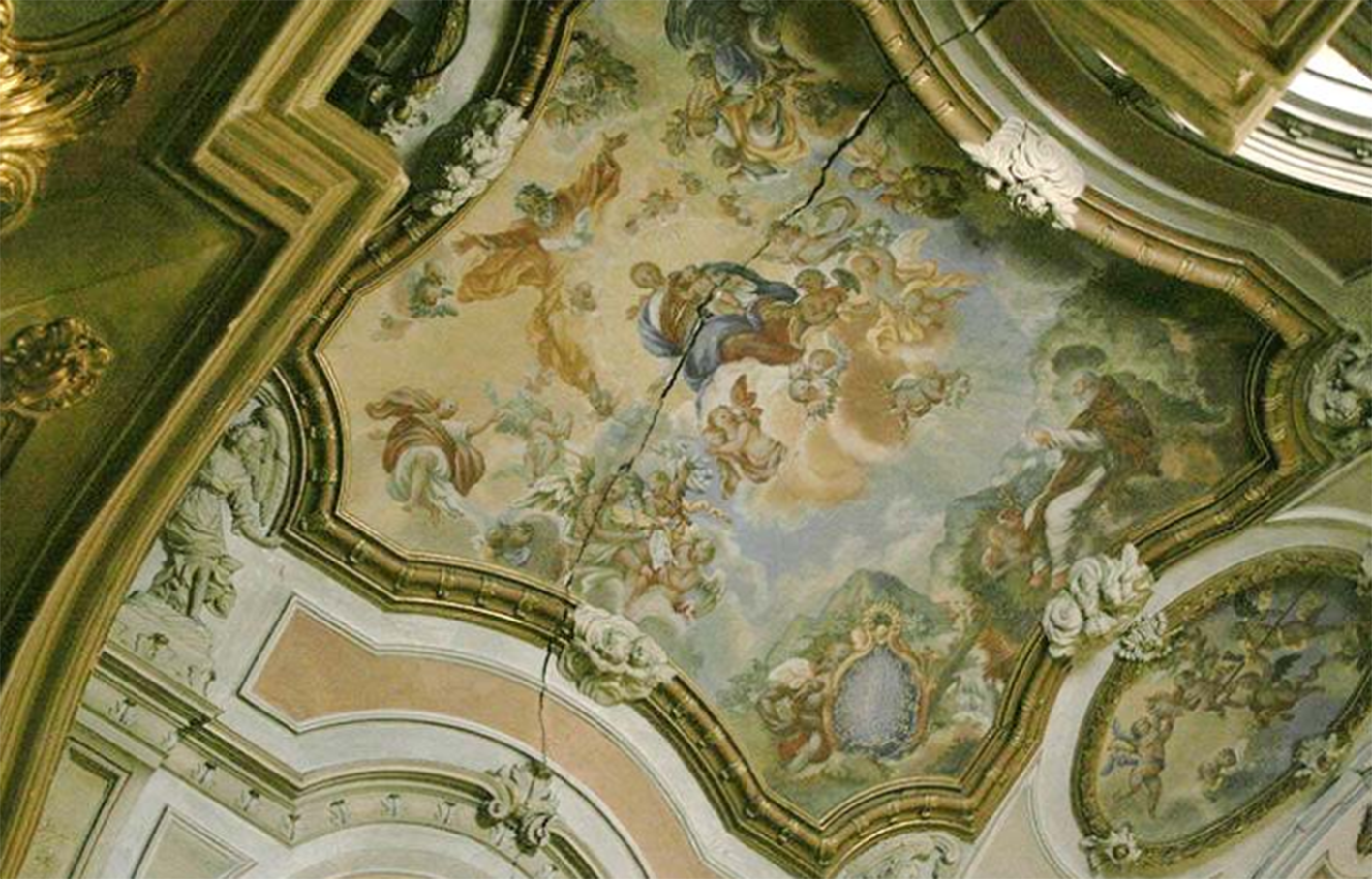 Enorme grieta que se aprecia en el techo del inrterior de la iglesia Virgen de la Luz, en Cuenca.