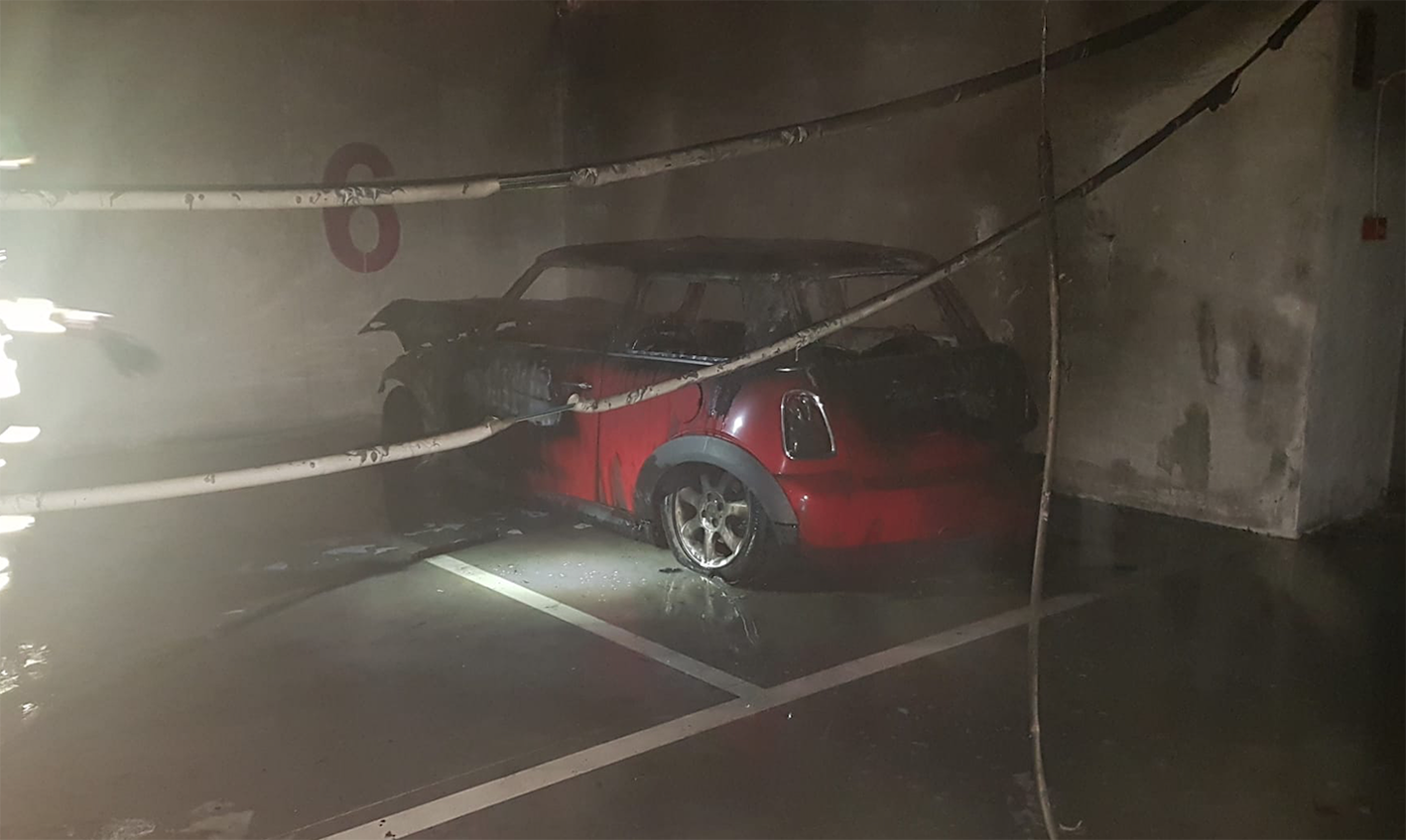 El vehículo afectado en el incendio de un garaje en el barrio de La Legua, en Toledo.