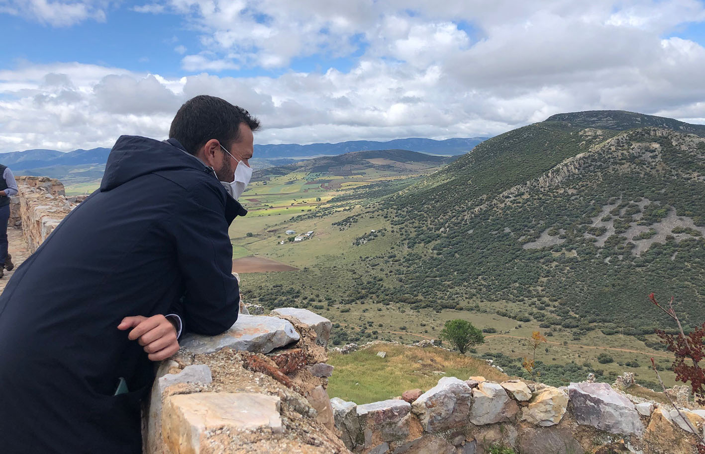 El consejero de Desarrollo Sostenible, José Luis Escudero, disfrutando de un bello paraje de Castilla-La Mancha. En julio y agosto habrá rutas variadas y gratuitas.