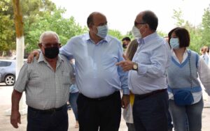 José Luis Martínez Guijarro, vicepresidente de Castilla-La Mancha, durante su visita a Mota del Cuervo, en la provincia de Cuenca.
