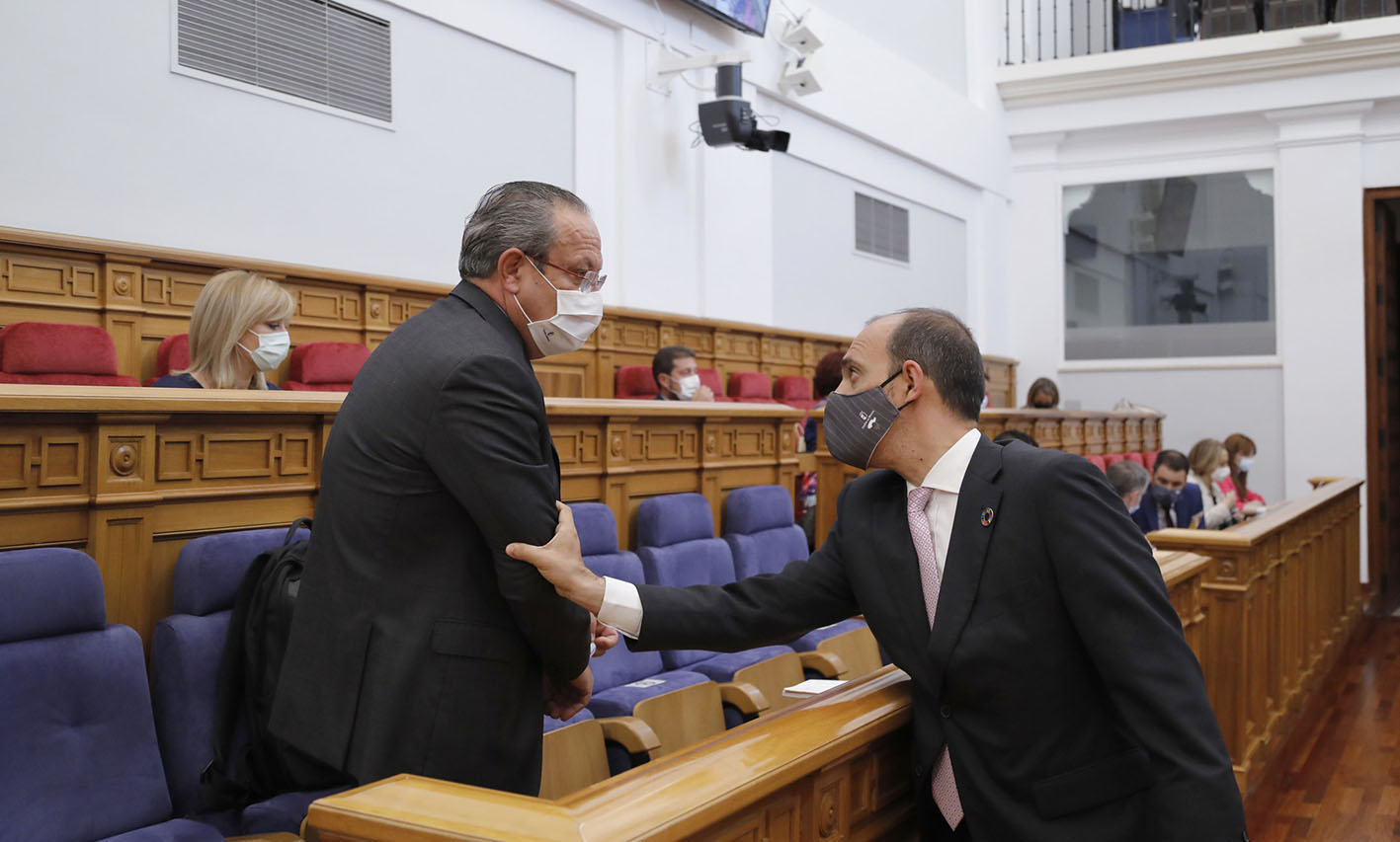 Juan Alfonso Ruiz Molina, consejero de Hacienda y Administraciones Públicas, junto al presidente de las Cortes de CLM, Pablo Bellido.