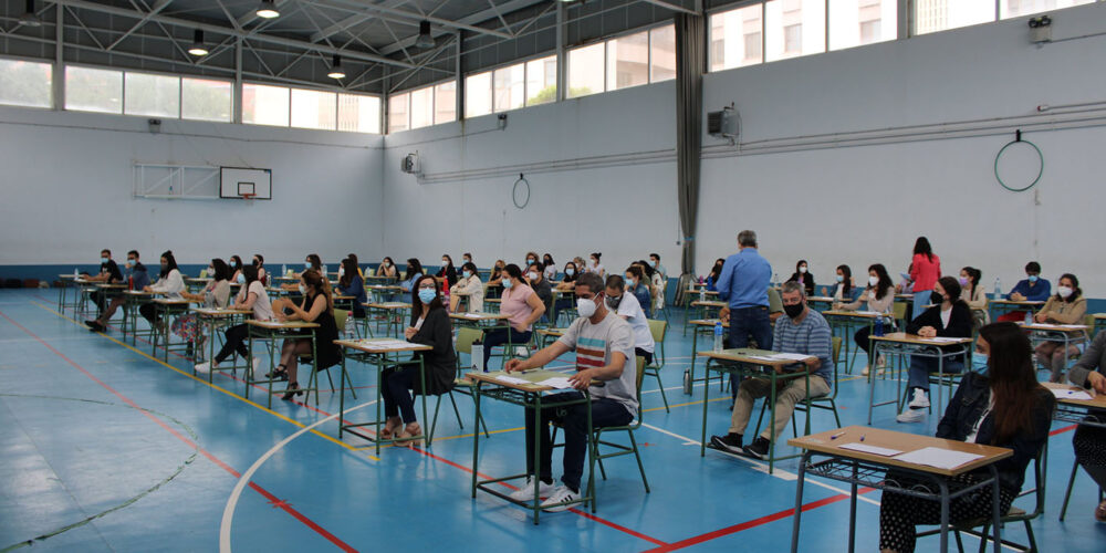 Grupo de opositores esta mañana, justo antes de comenzar la prueba.