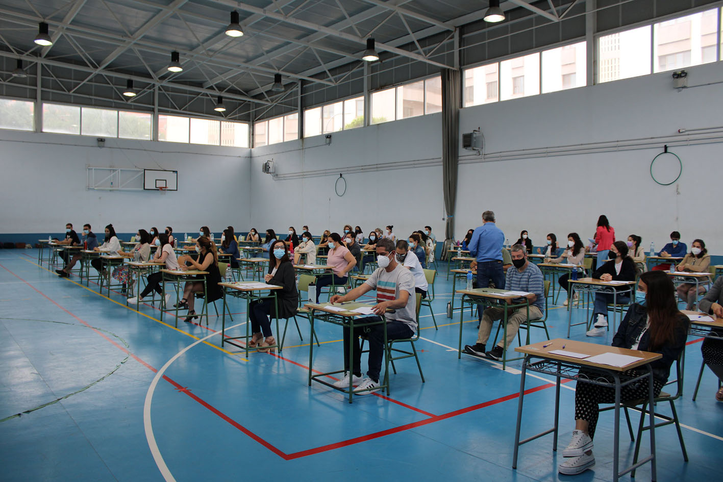 Grupo de opositores esta mañana, justo antes de comenzar la prueba.