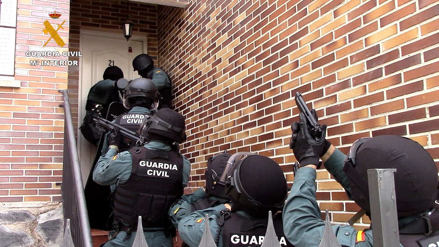 La Guardia Civil, en el momento de entrar en una de las viviendas donde había gran cantidad de marihuana.