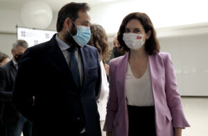 Paco Núñez, junto a Isabel Díaz Ayuso.