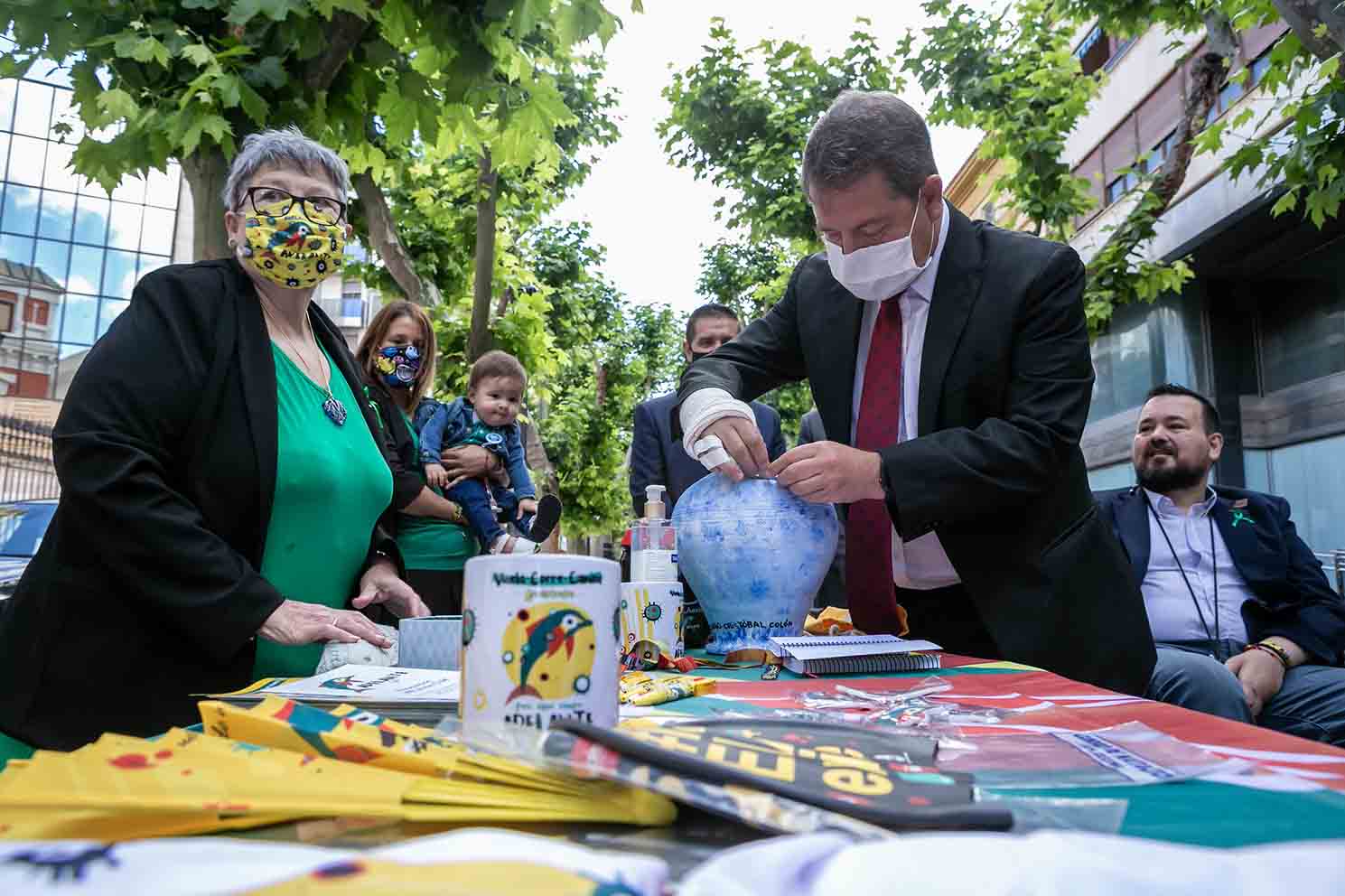 Page, antes de la gala de la comunidad educativa, ha visitado una mesa de la Asociación Adelante CLM, puesto que hoy es el Día Mundial de la ELA. oferta para maestros