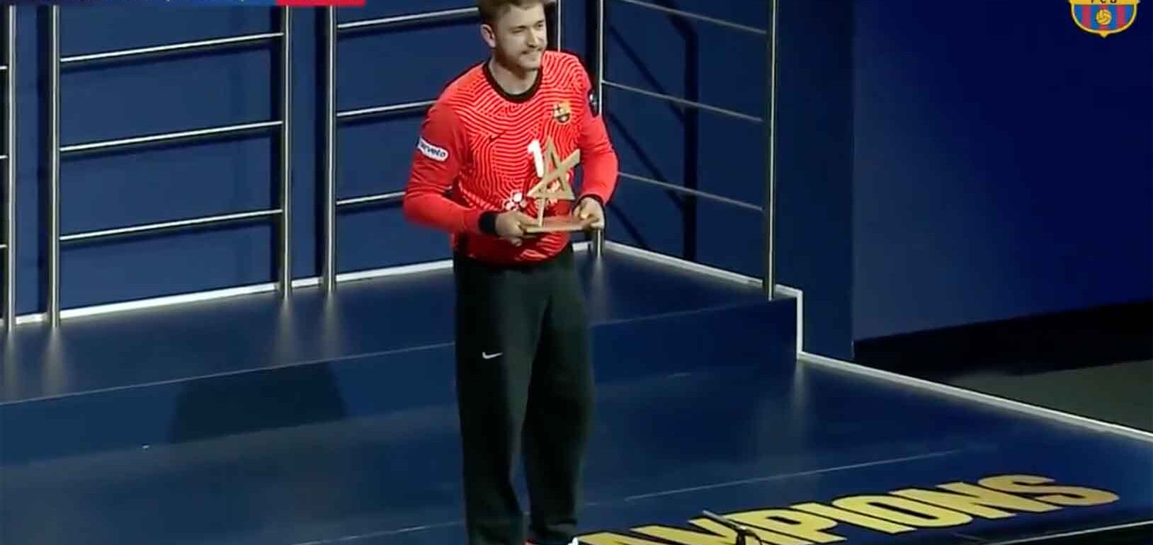 El meta toledano Gonzalo Pérez de Vargas recogiendo el premio de MVP.