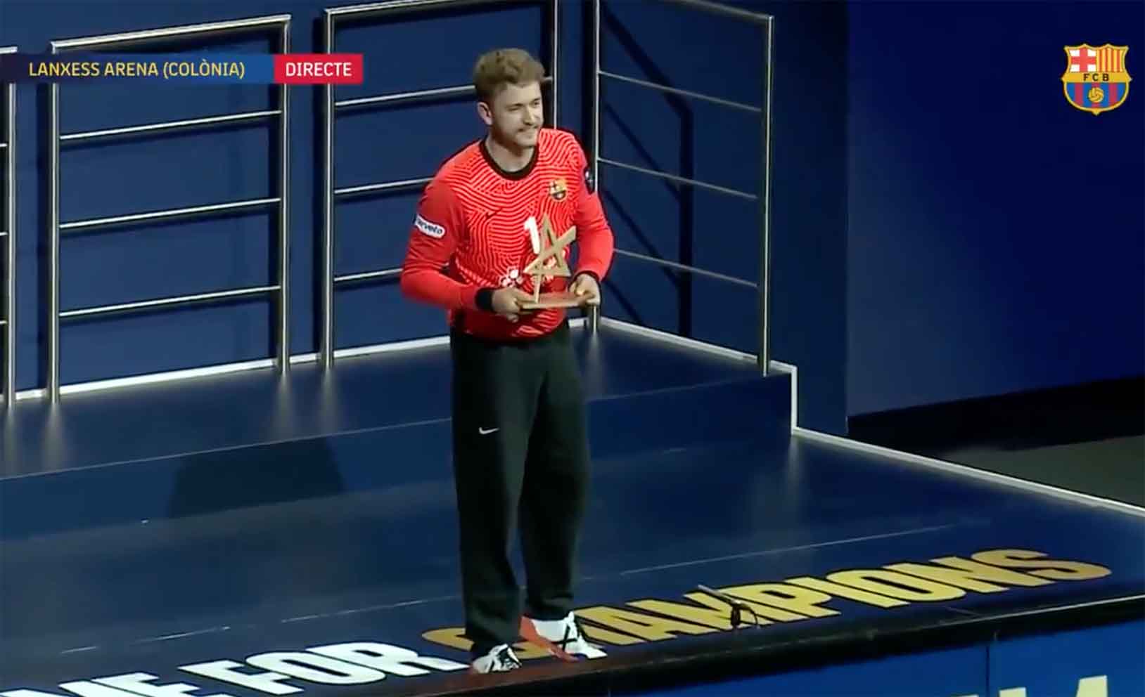 El meta toledano Gonzalo Pérez de Vargas recogiendo el premio de MVP.