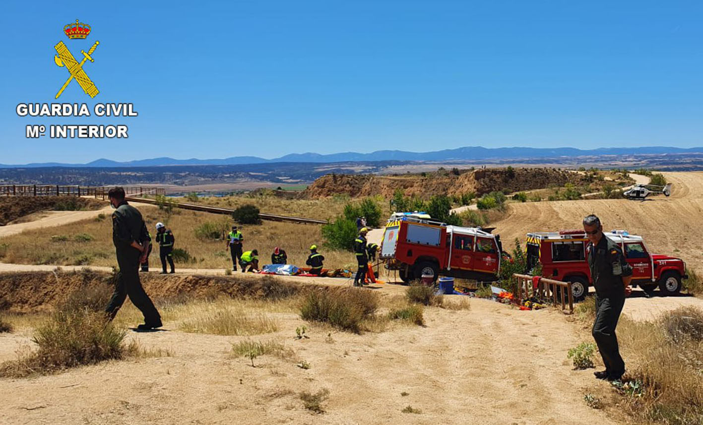 Unos 45 efectivos trataron de rescatar al joven motorista de 20 años, pero había muerto por la caída por un desnivel de 50 metros.