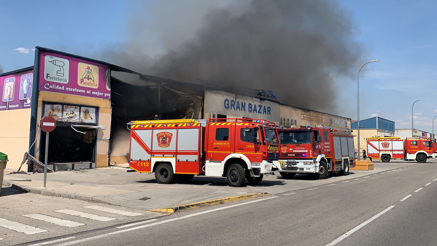 El incendio en un polígono de Seseña ha afectado a tres naves.