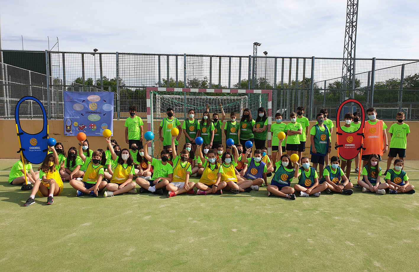 Alumnos del colegio Félix Grande, de Tomelloso, quienes han disfrutado con el nuevo deporte inventado por uno de sus profeores, el stikbomball.