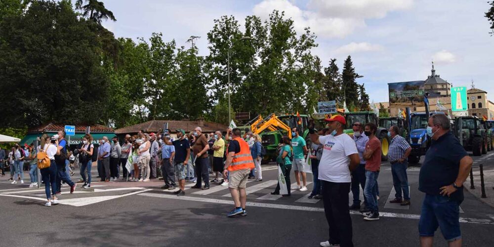 Los participantes en la tractorada piden más ayudas a las administraciones regional y estatal.