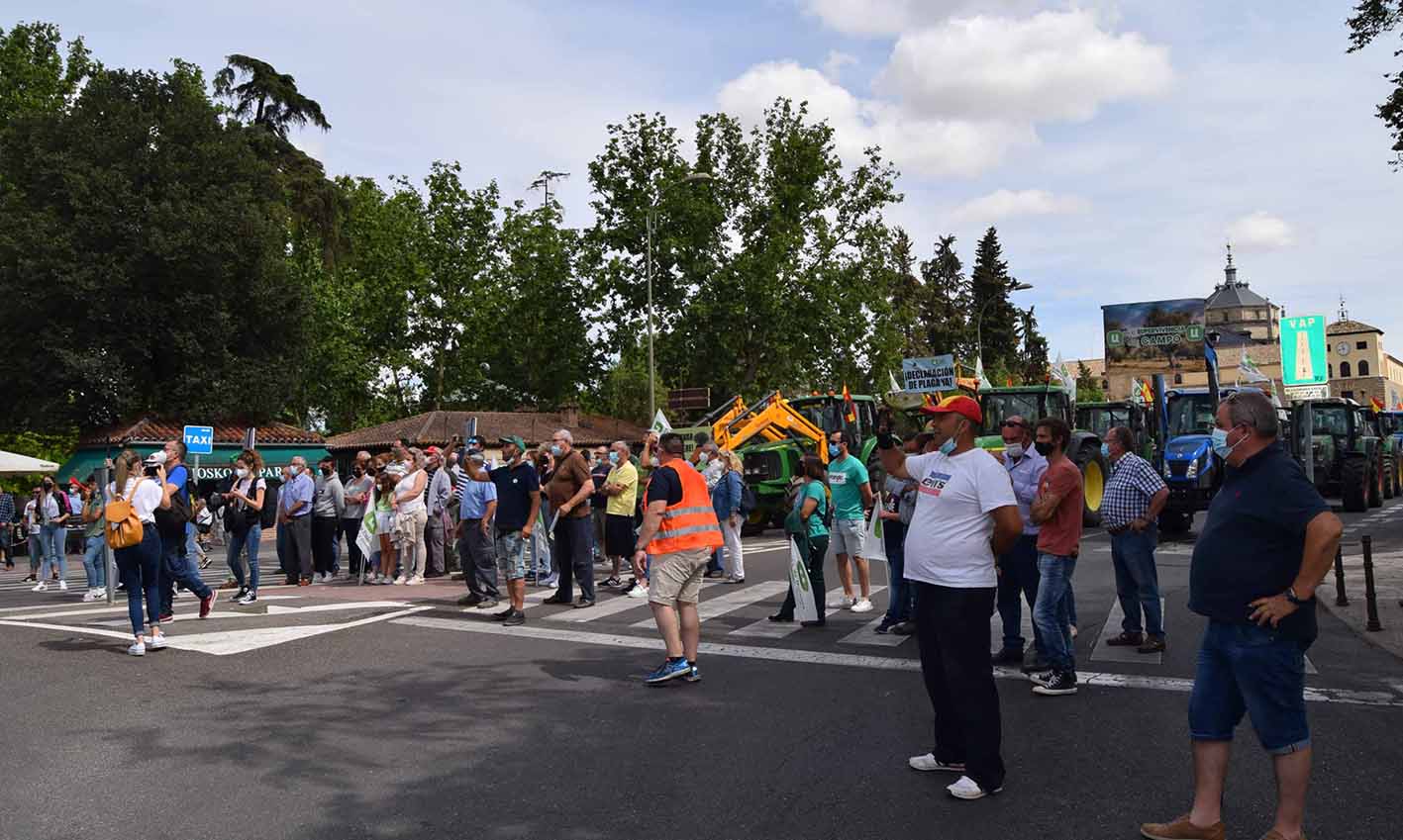 Los participantes en la tractorada piden más ayudas a las administraciones regional y estatal.