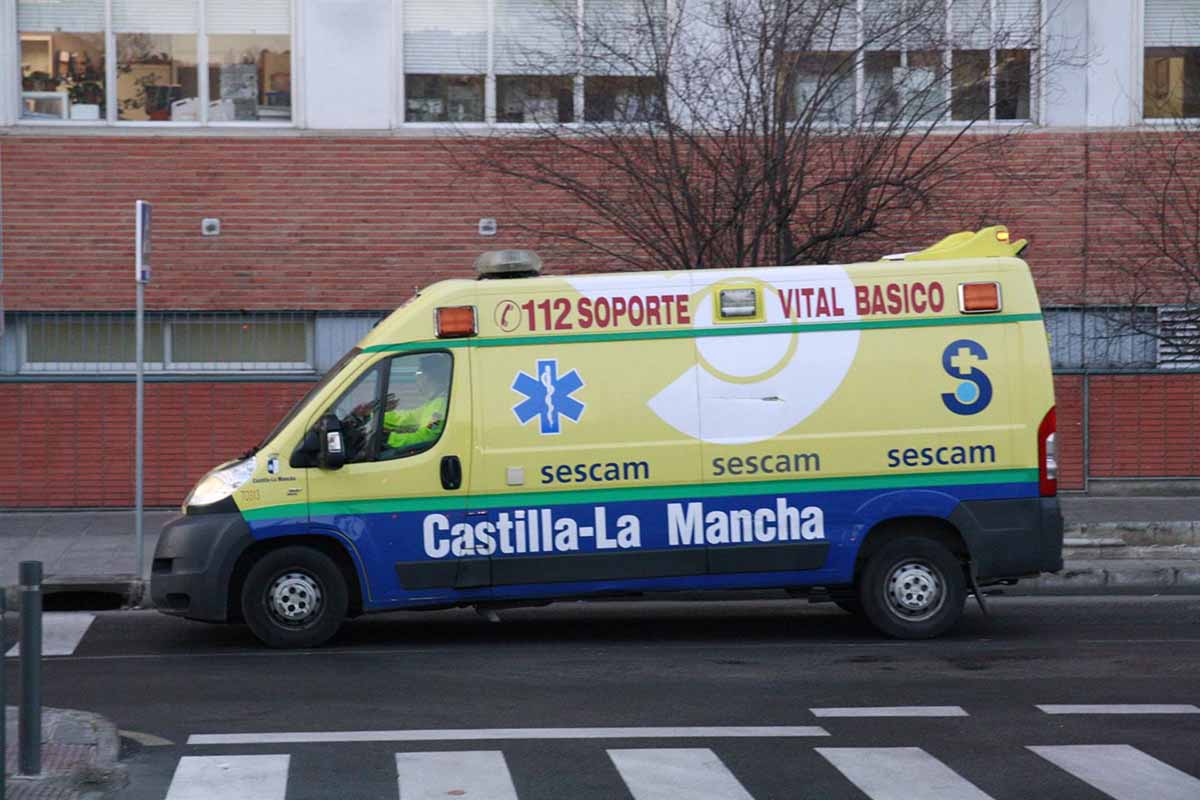 En la foto, una ambulancia de soporte vital básico del Sescam