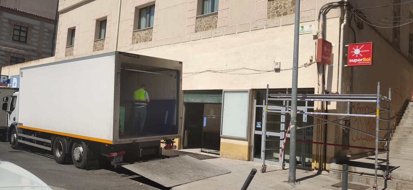 En el Supersol de Marqués de Mendigorría ya comienzan a desmontar los carteles de Supersol. Foto: Juan Antonio Navarro.