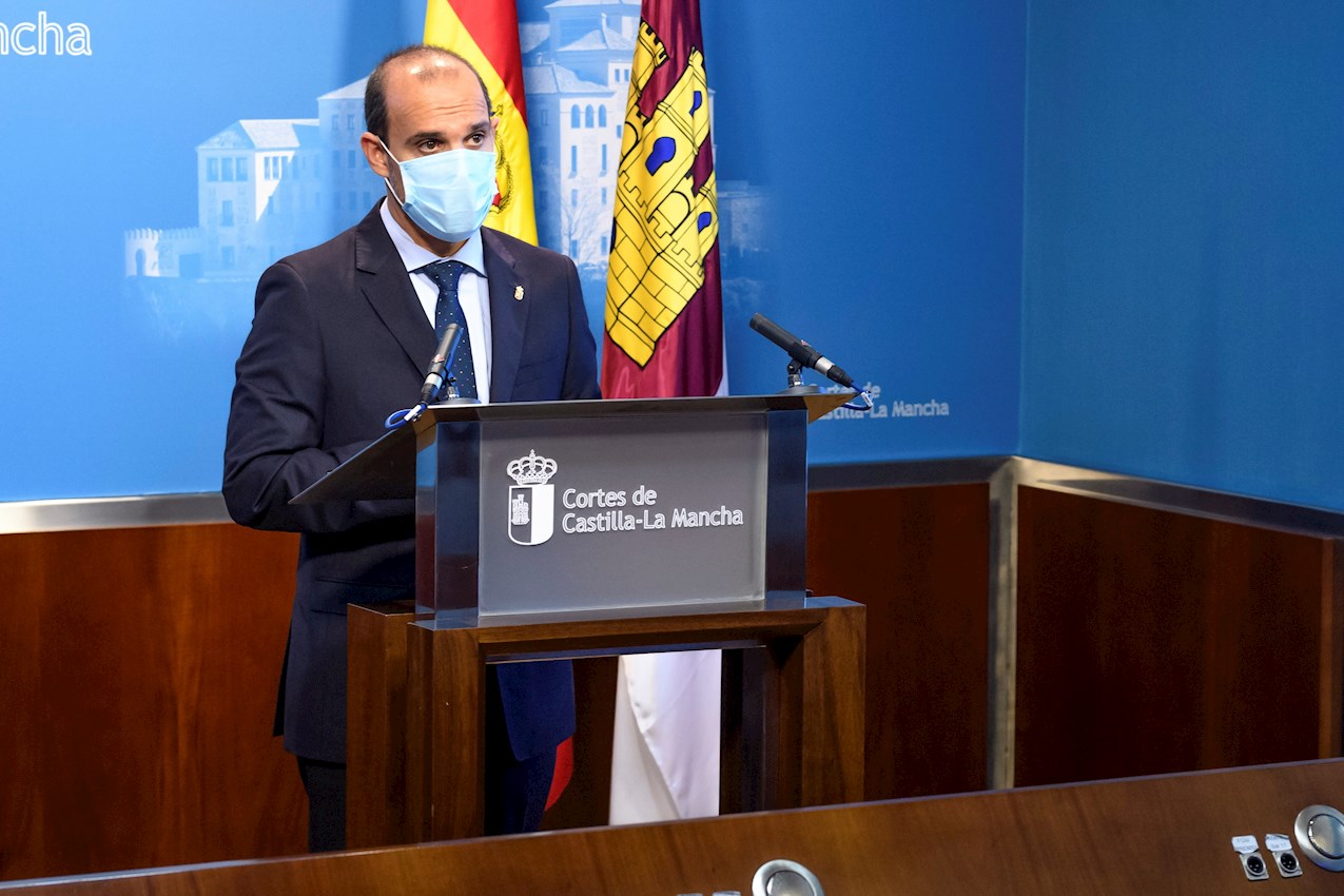 Pablo Bellido, presidente de las Cortes de Castilla-La Mancha, en rueda de prensa.