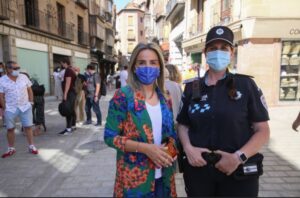 La alcaldesa de Toledo, Milagros Tolón, con la segunda oficial en la Policía Local de Toledo