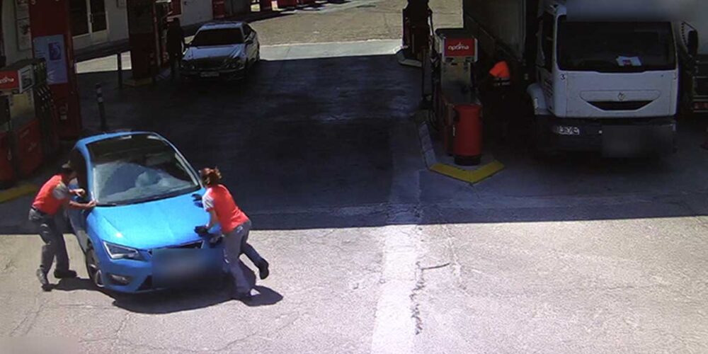 Momento en el que el detenido embiste a los trabajadores de la estación de servicio en Torrijos