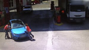 Momento en el que el detenido embiste a los trabajadores de la estación de servicio en Torrijos