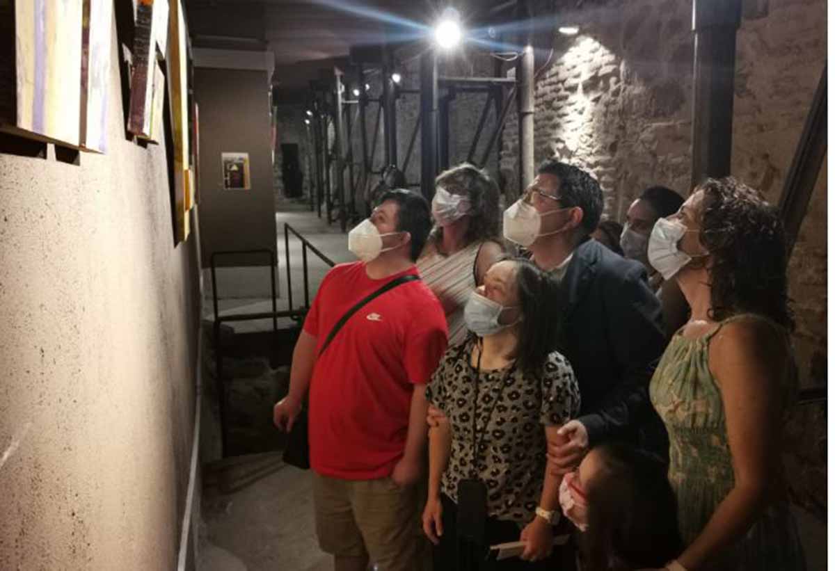 Los artistas de Down Toledo, viendo su propia exposición "Que nada nos separe"