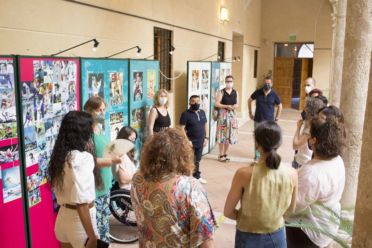 Exposición sobre deporte femenino en Torrijos