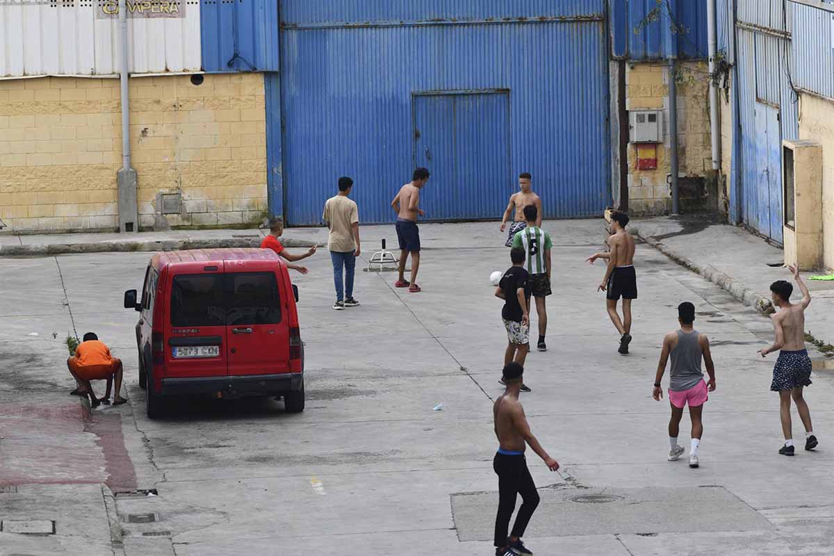 Varios menores extranjeros no acompañados juegan al fútbol en las naves del Tarajal, a 5 de junio de 2021, en Ceuta. Foto: Antonio Sempere (EP)