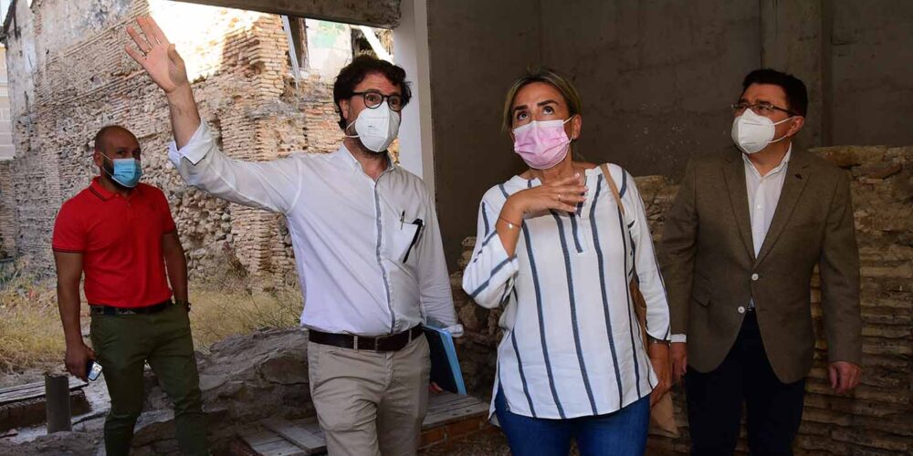 Milagros Tolón, junto a Jesús Corroto, gerente del Consorcio de Toledo; y Teo García, concejal de Cultura, durante su visita al Salón Rico, en el Corral de Don Diego, que se va a restaurar. Foto: Rebeca Arango.