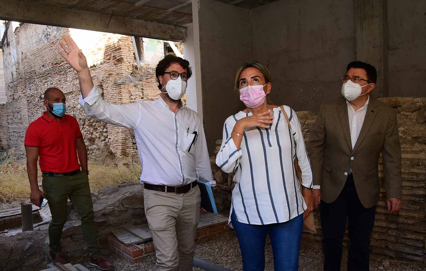 Milagros Tolón, junto a Jesús Corroto, gerente del Consorcio de Toledo; y Teo García, concejal de Cultura, durante su visita al Salón Rico, en el Corral de Don Diego, que se va a restaurar. Foto: Rebeca Arango.