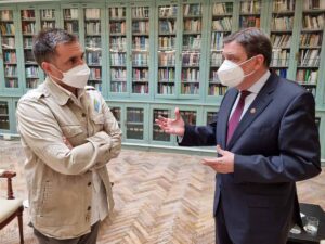 El ministro Luis Planas (derecha) con el responsable de "A pie de campo", Jorge Jaramillo