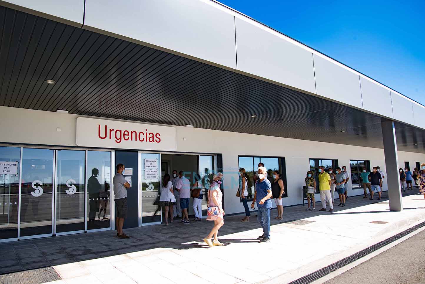 Imagen de archivo de una fila de personas esperando a ser vacunadas. Foto: Rebeca Arango