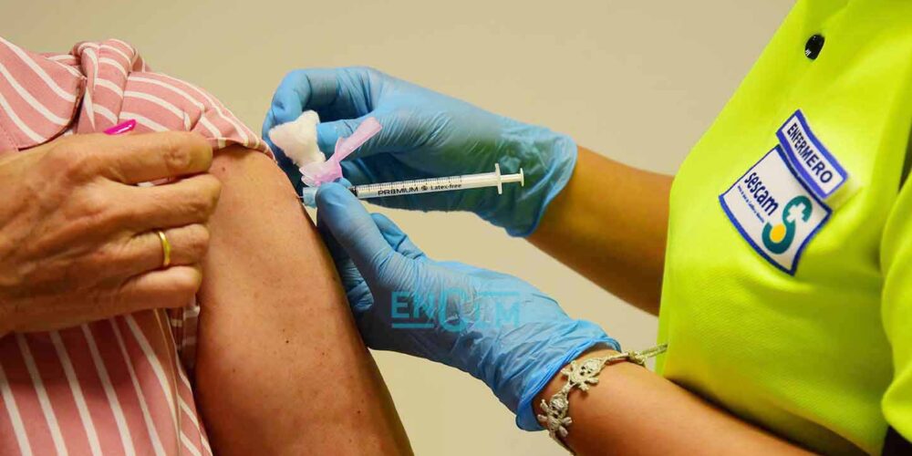 Personal de enfermería inyectando una dosis de la vacuna. Foto: Rebeca Arango.