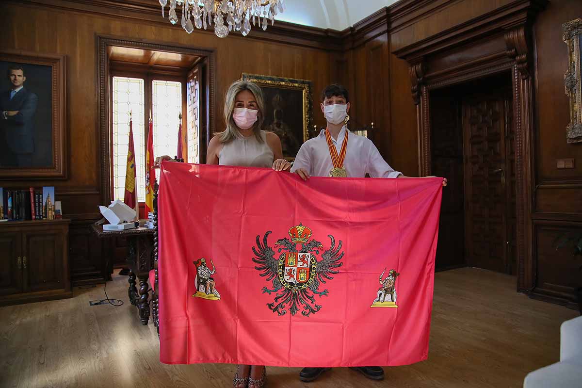 Pablo Doria y Milagros Tolón, con la bandera de la ciudad de Toledo