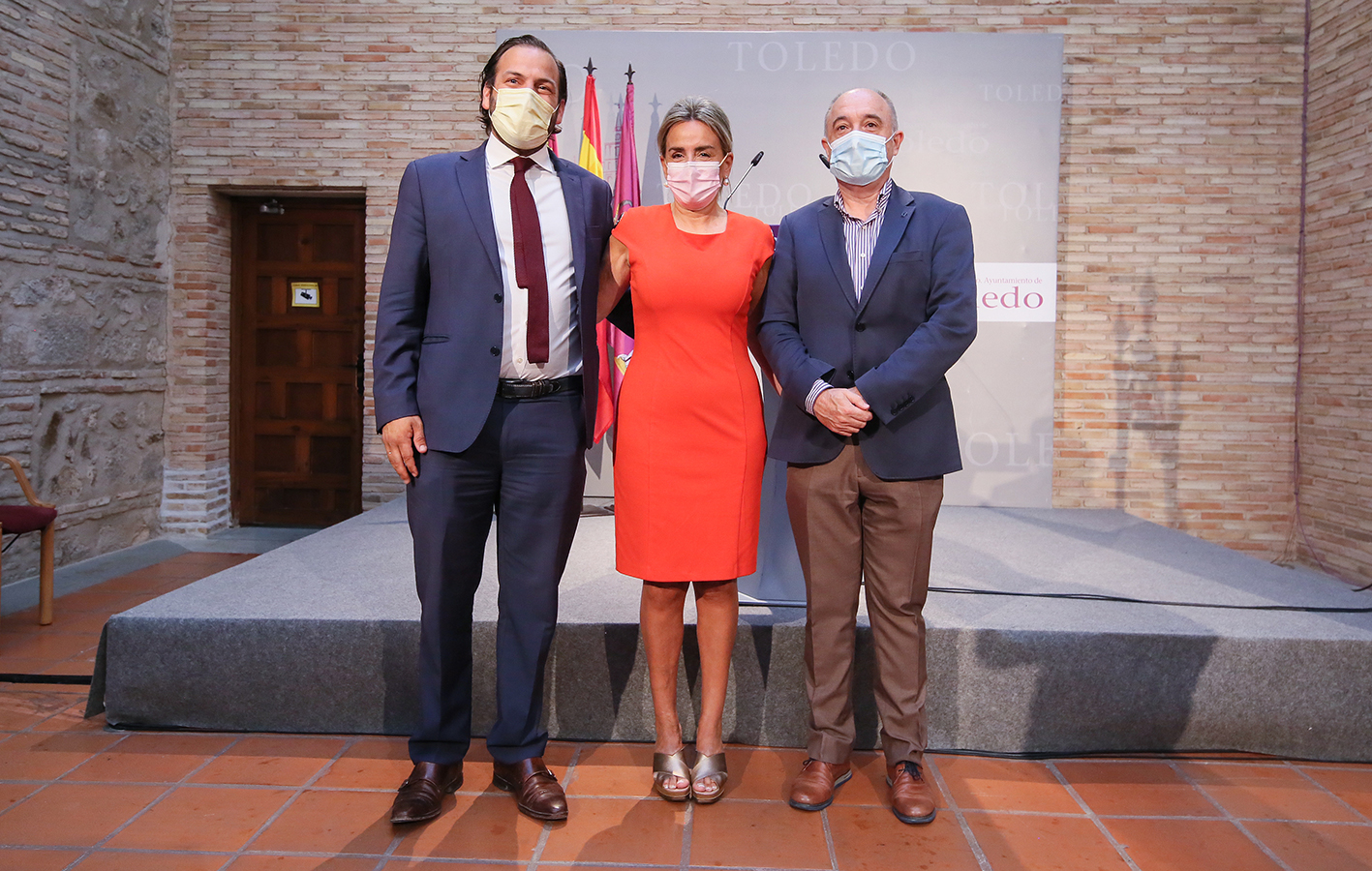 Erwan de la Villèon, Milagros Tolón, alcaldesa de Toledo; y Paco Rueda, concejal de Promoción Económica y Turismo.