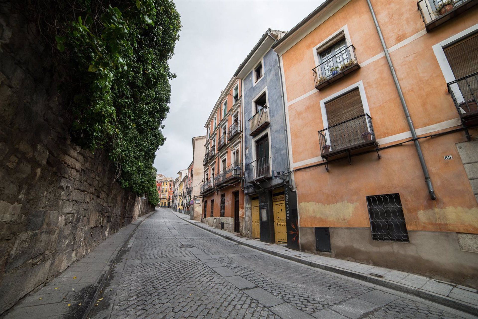 Calle Alfonso VIII en Cuenca, no exactamente el lugar del accidente, puesto que ha sido en la curva donde está el bar Las Brasas.