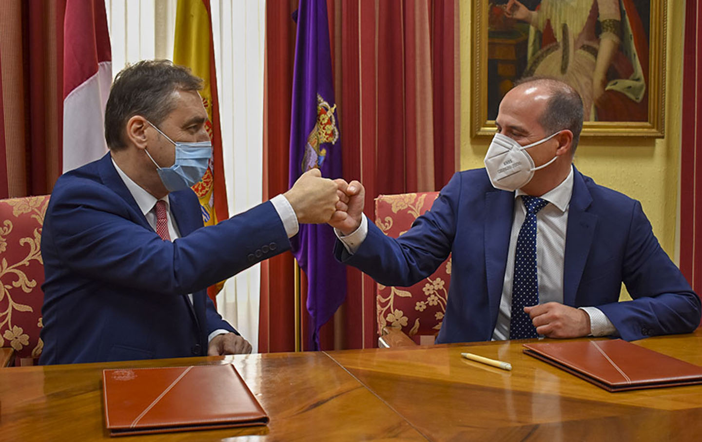 Francho Tierraseca, delegado del Gobierno en CLM; y Alberto Rojo, alcalde de Guadalajara, durante la renovación del protocolo para proteger a las víctimas de violencia machista.