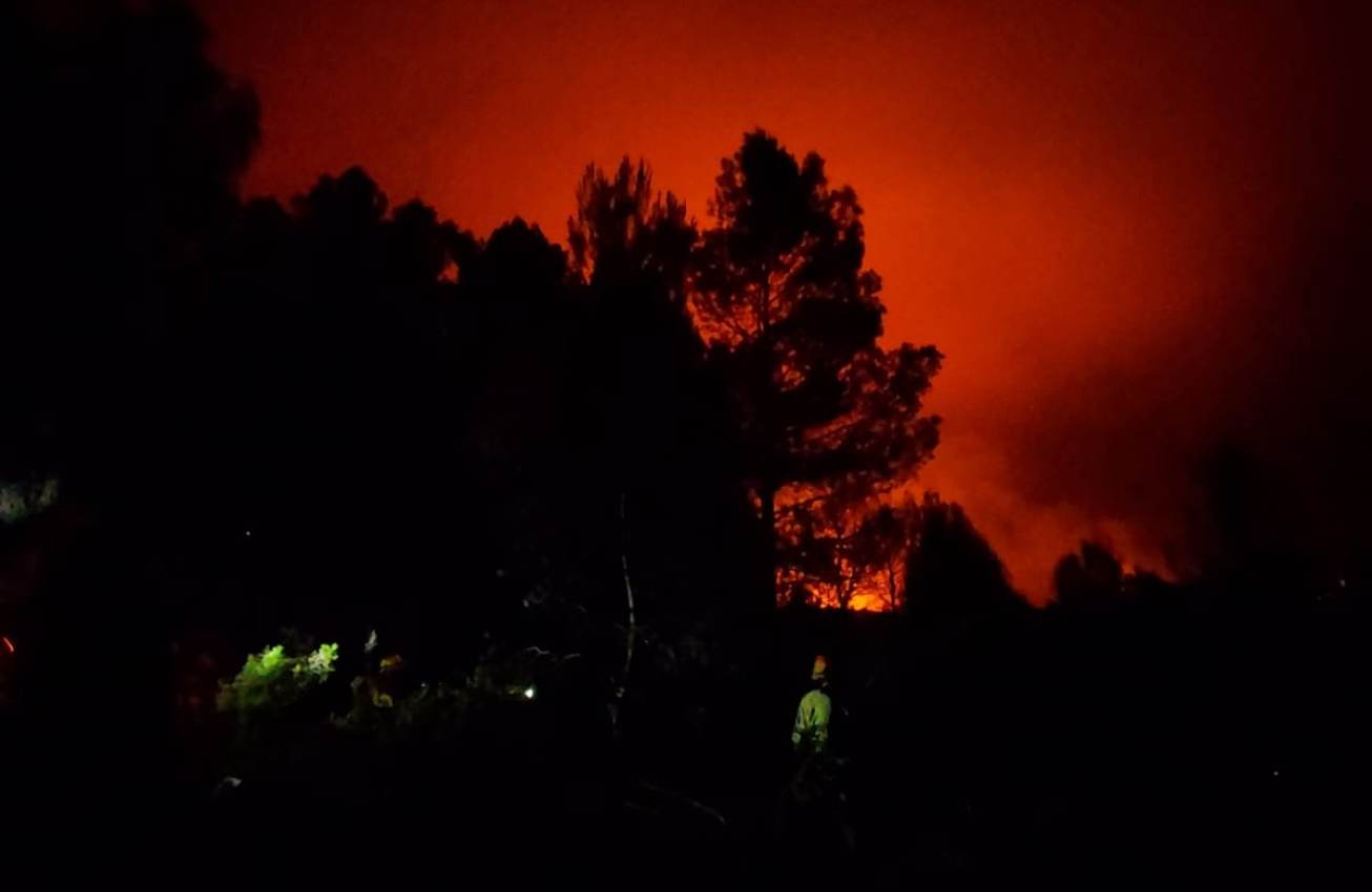 Los equipos de extinción han trabajado durante toda la noche en el incendio de Víllora.