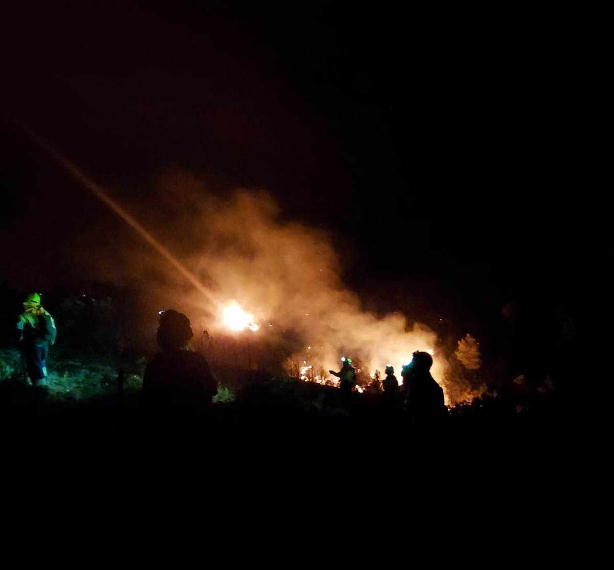 Los equipos de extinción han trabajado durante toda la noche en el incendio de Víllora.