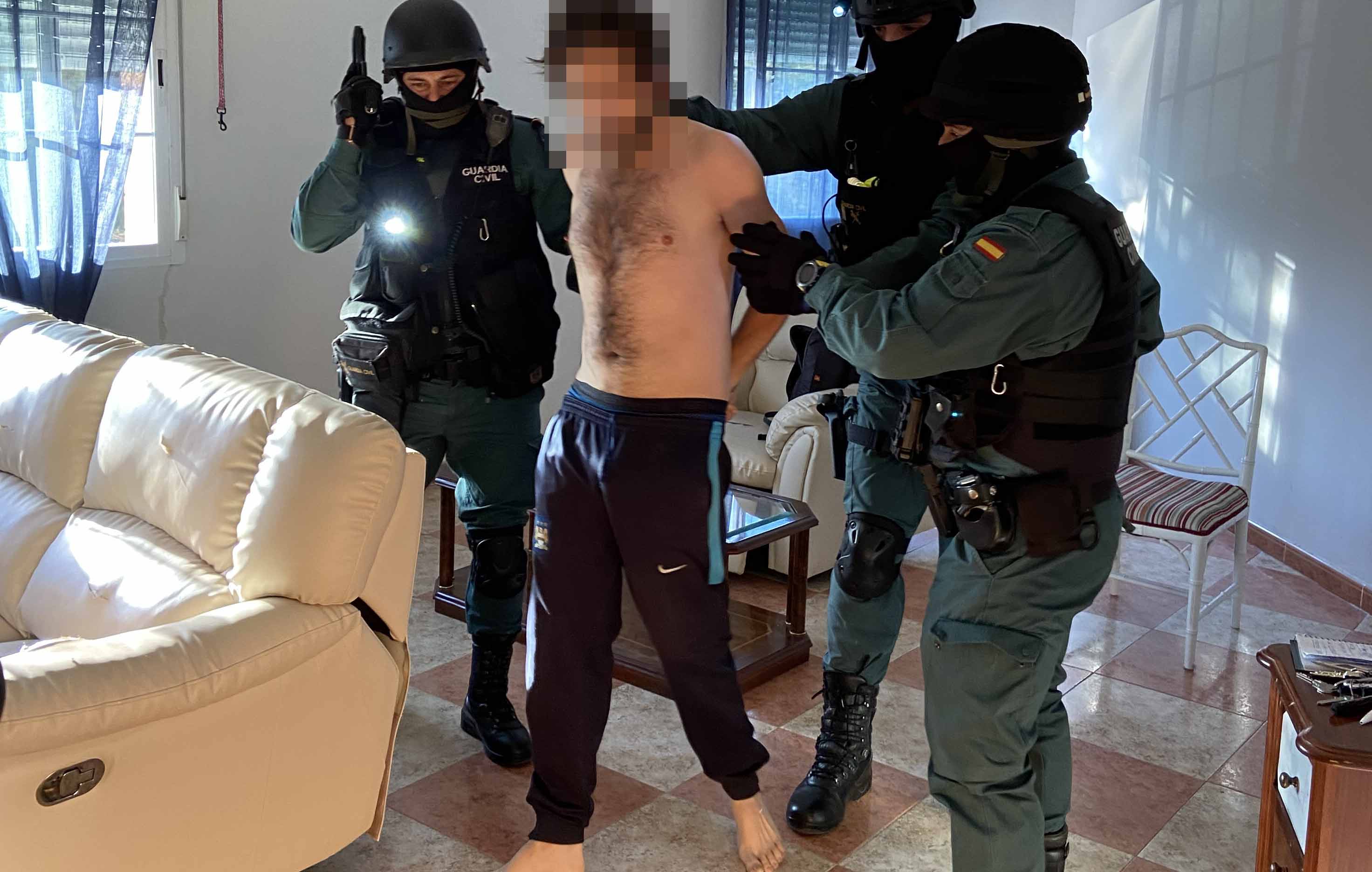 La Guardia Civil, deteniendo a una persona que tenía una plantación de marihuana en su casa