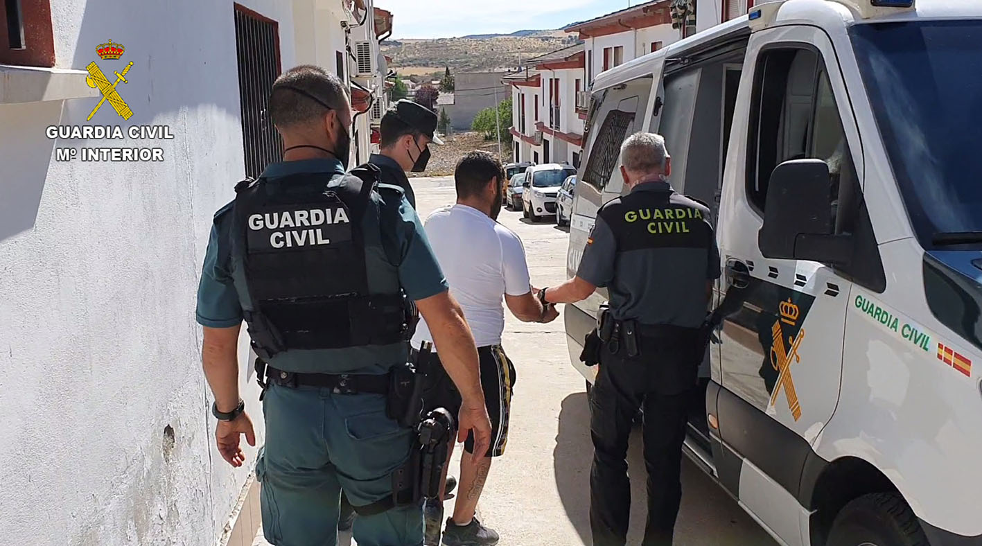 La Guardia Civil, con uno de los detenidos en Alcaudete de la Jara.