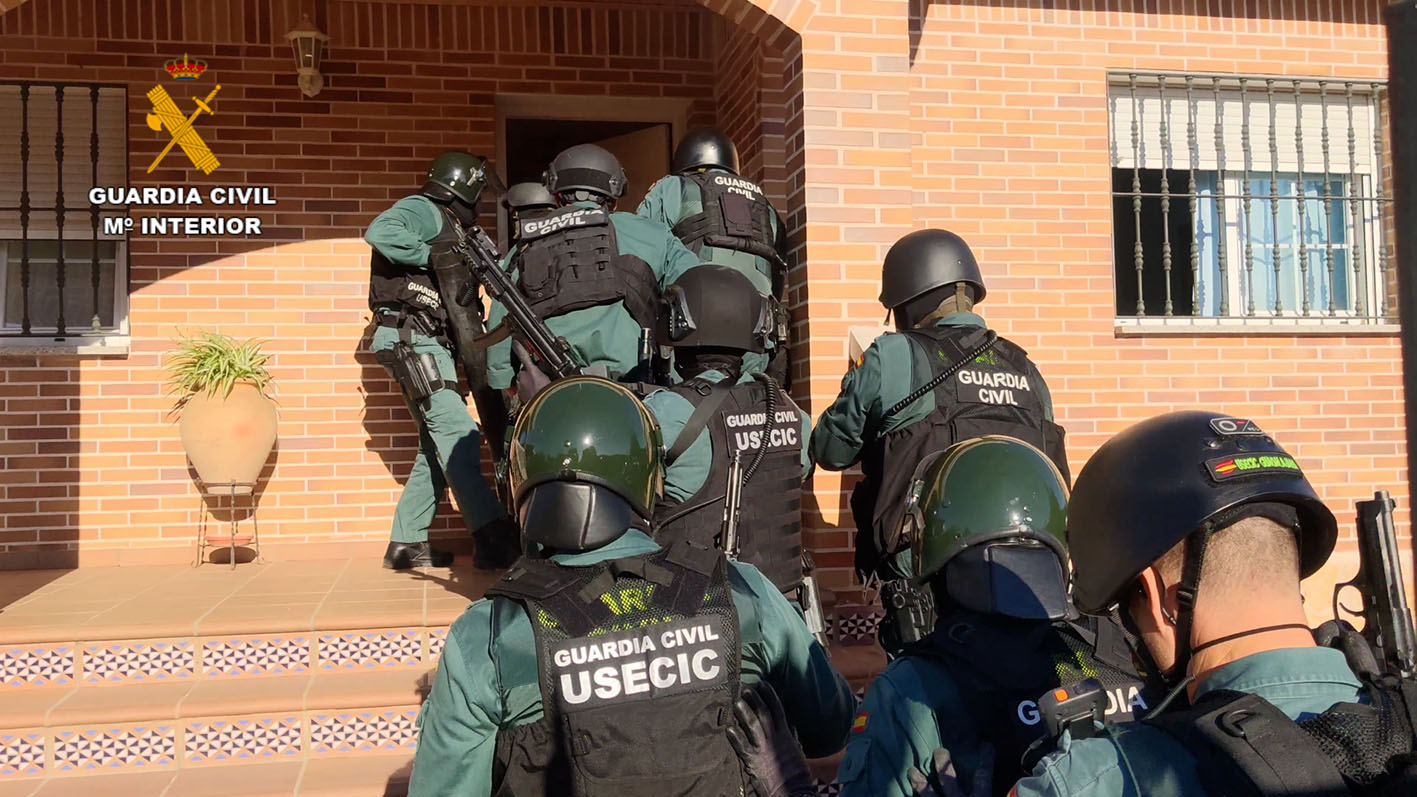 Agentes de la Guardia Civil, durante el registro de una de las viviendas de Torrejón del Rey.