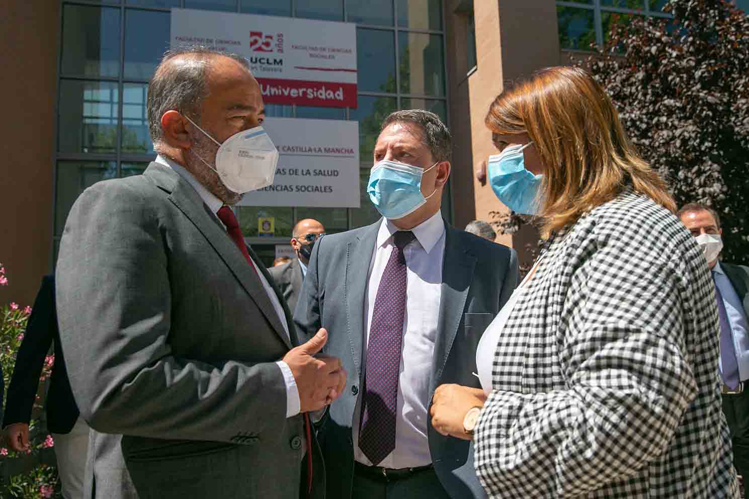 El rector de la UCLM, Julián Garde, el presidente de Castilla-La Mancha, Emiliano García-Page, y la alcaldesa de Talavera, Tita García-Élez.