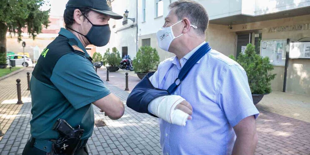 Page saluda a un guardia civil en su visita a Osa de la Vega (Cuenca).